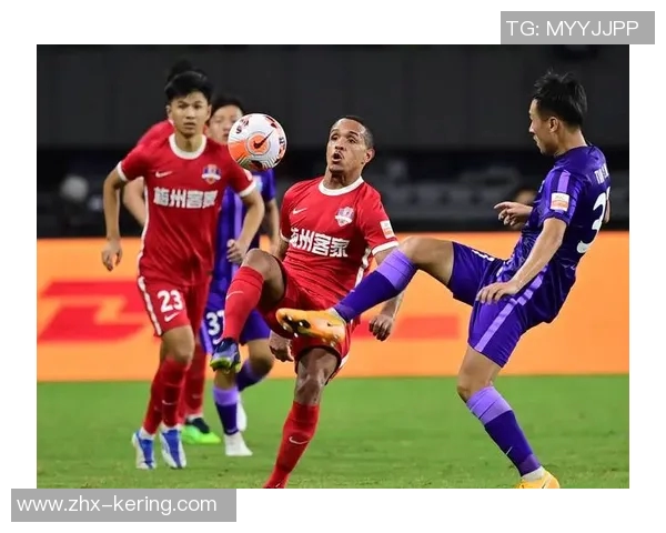 梅州客家迎战武汉队全力争胜展现足球激情与团队精神